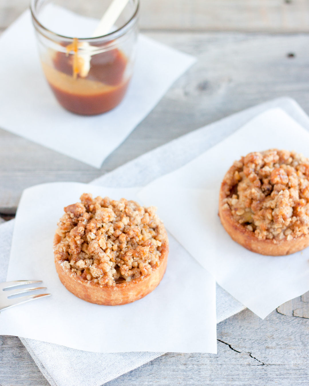 Individual apple crumble tart with spiced apples and buttery streusel