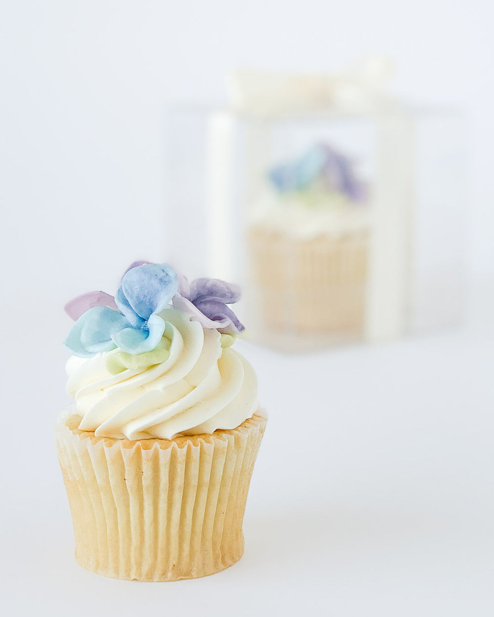 Boxed cupcake favours with sugar flowers from Bobbette & Belle, Toronto