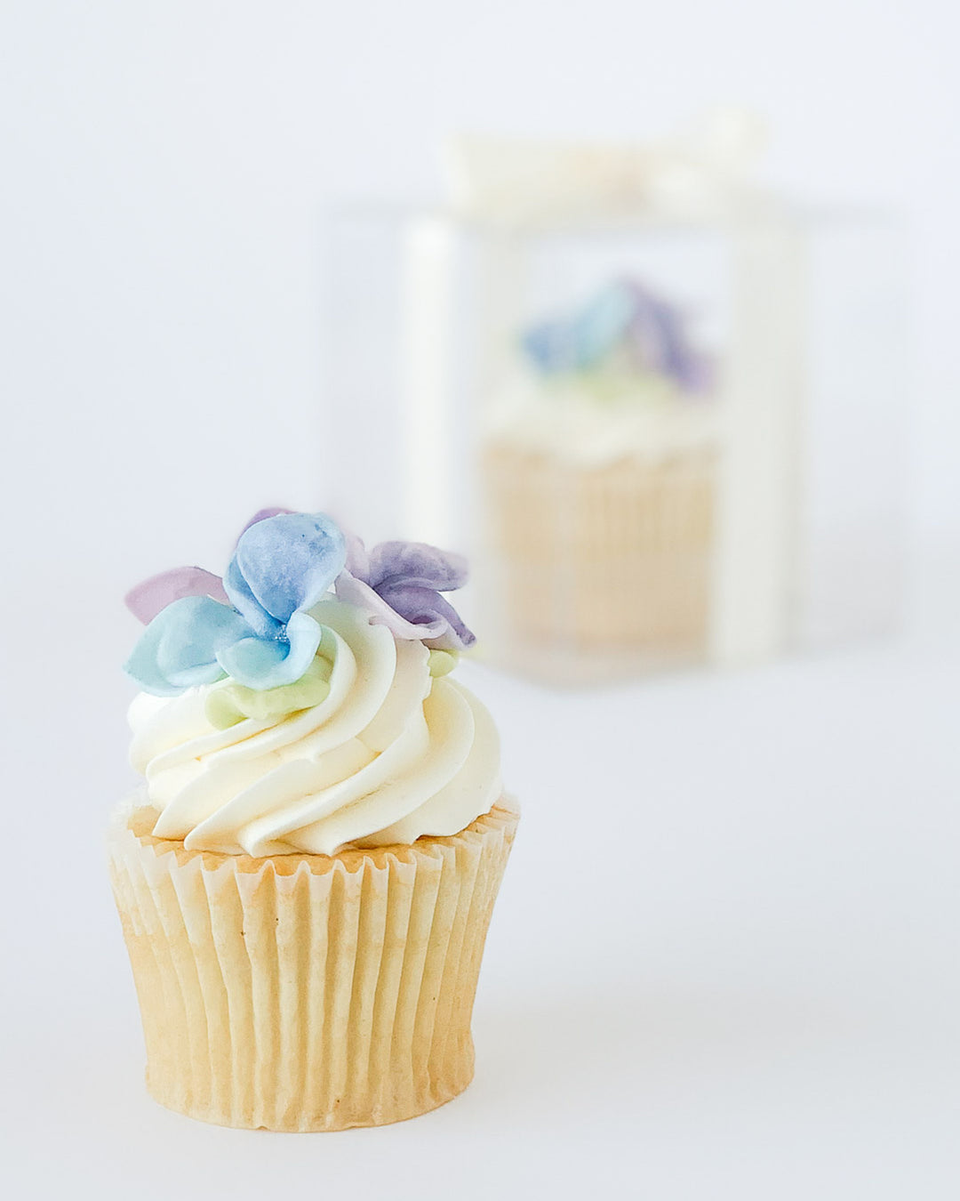 Boxed cupcake favours with sugar flowers from Bobbette & Belle, Toronto