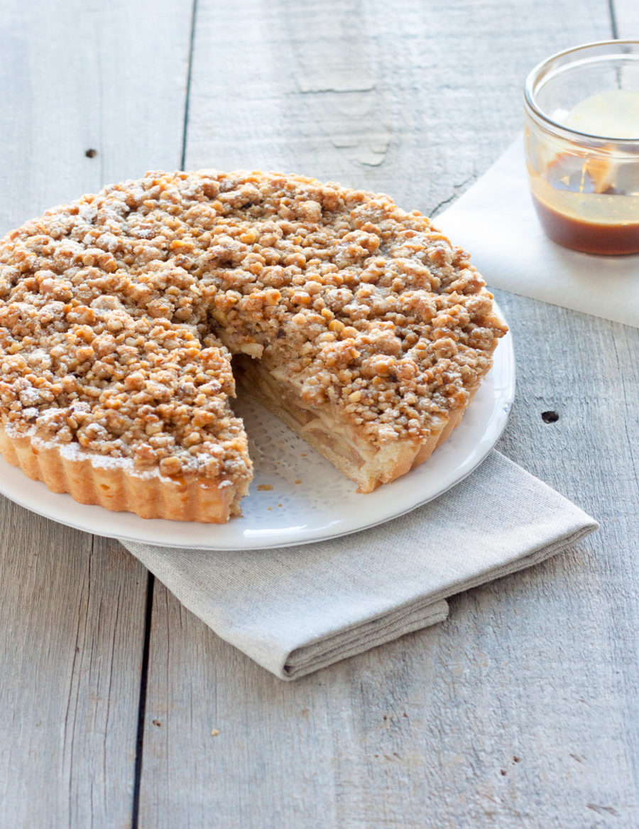 Full-sized apple crumble pie with spiced apples and a golden buttery crumble topping, perfect for family gatherings and dessert lovers